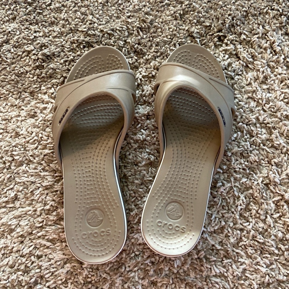 Bundle of Croc tan wedges, and Ocean Minded flip flops!